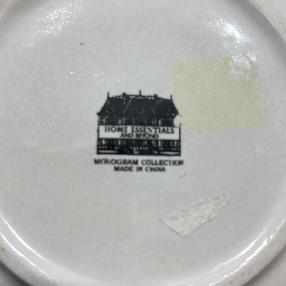 Home Essentials and beyond monogram collection. - Picture 4 of 6